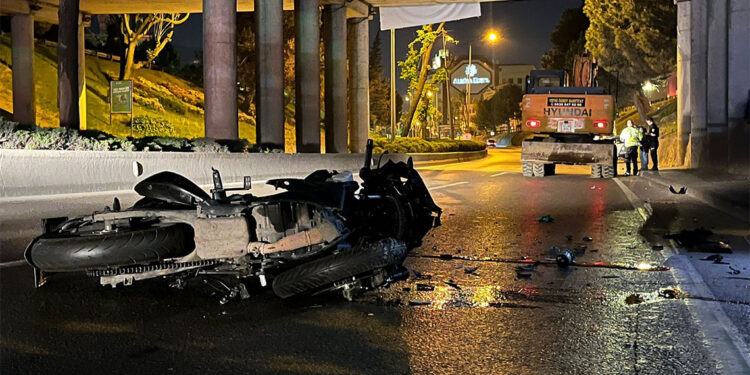 Bursa'da ekskavatöre çarpan sürücü ağır yaralandı