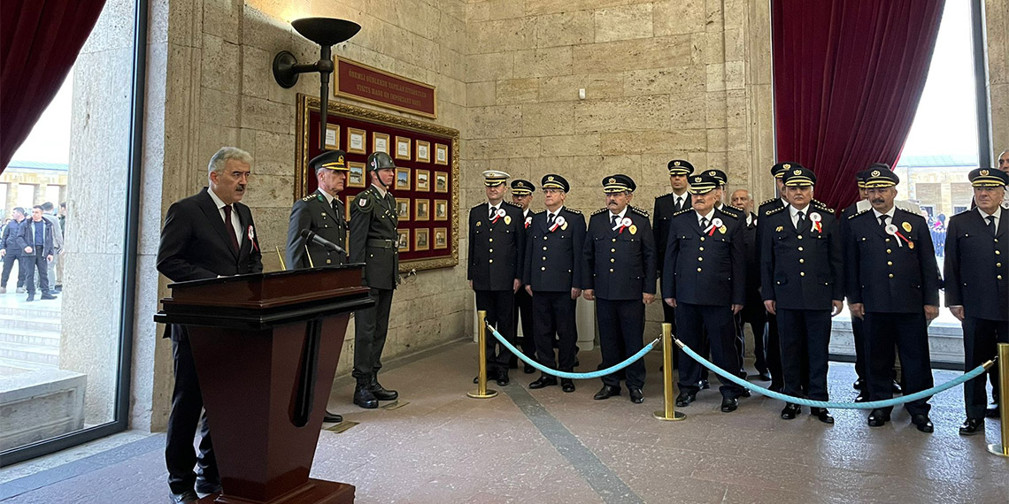 Türk Polis Teşkilatı'nın 179'uncu kuruluş yıl dönümü nedeniyle Emniyet teşkilatı Anıtkabir'i ziyaret etti.