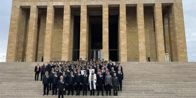Türk polis teşkilatı'nın 179'uncu kuruluş yıl dönümü nedeniyle emniyet teşkilatı anıtkabir'i ziyaret etti.