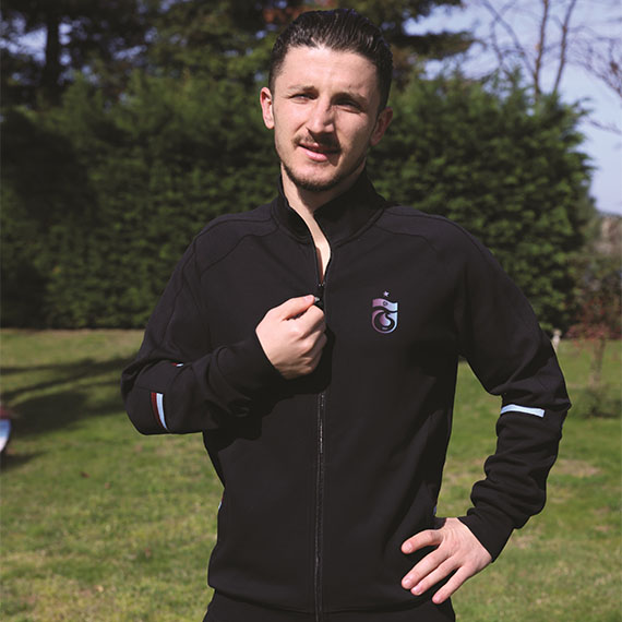 Trabzonspor’un Kuzey Makedonyalı oyuncusu Enis Bardhi, "Messi'den daha iyi olduğum günler oldu. Gelmiş geçmiş en iyi oyunculardan biriyle bir karşılaştırmaya sokulmak iyi hissettiriyor" dedi.