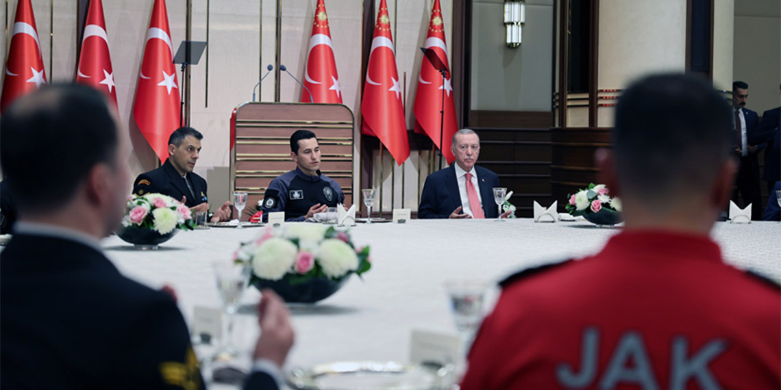 Cumhurbaşkanı Recep Tayyip Erdoğan, ''Birkaç münferit hadise dışında Allah’a şükürler olsun demokrasimize gölge düşürecek hiçbir üzücü olay vuku bulmadı'' dedi.