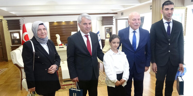 Başkan koltuğuna oturan Nisa başıboş köpeklerin toplatılması talimatını verdi