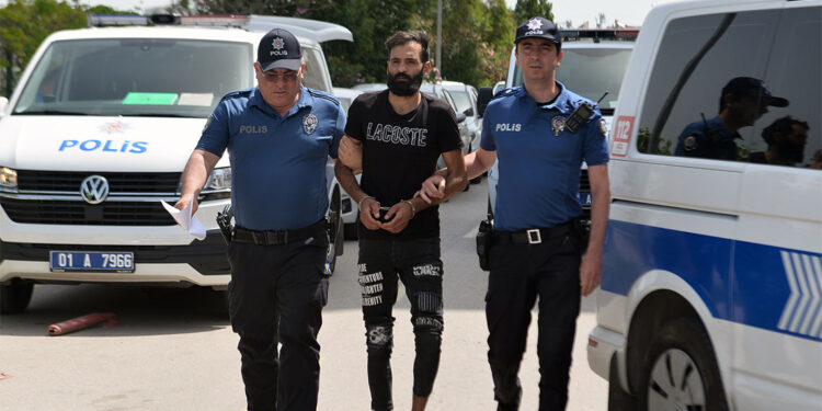 Eşi kapıyı geç açınca şüphelendi, arkadaşını bıçakladı