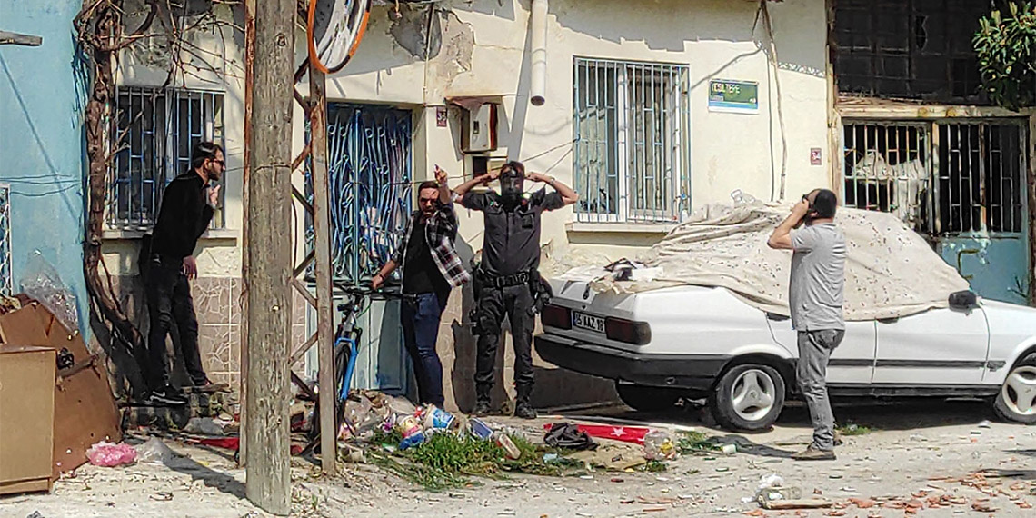 Burdur'da evdeki eşyaları yola atıp rastgele ateş açan A.D. (45), kendisini durdurmaya çalışan 3 polis memurunu tabanca ve satırla yaraladı.