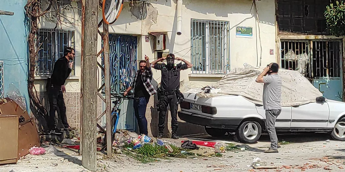 Burdur'da evdeki eşyaları yola atıp rastgele ateş açan a. D. (45), kendisini durdurmaya çalışan 3 polis memurunu tabanca ve satırla yaraladı.