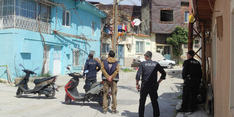 Evdeki eşyaları yola atıp rastgele ateş açtı, 3 polisi yaraladı