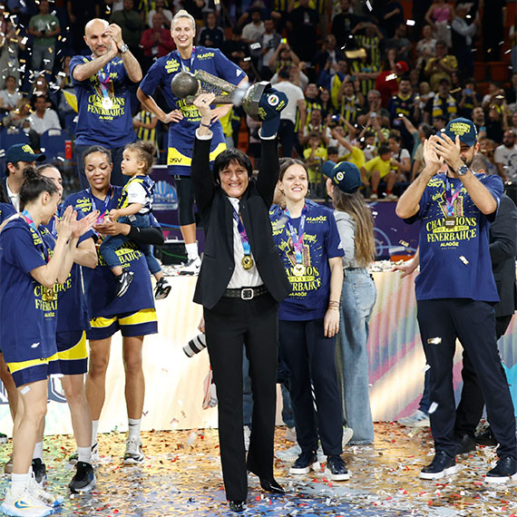 Kadınlar EuroLeague'de şampiyonluğa ulaşan Fenerbahçe Alagöz Holding şampiyonluk kupasını aldı.