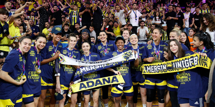 Fenerbahçe Alagöz Holding şampiyonluk kupasını aldı