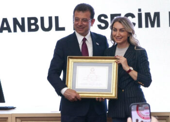 Ekrem İmamoğlu mazbatasını aldı