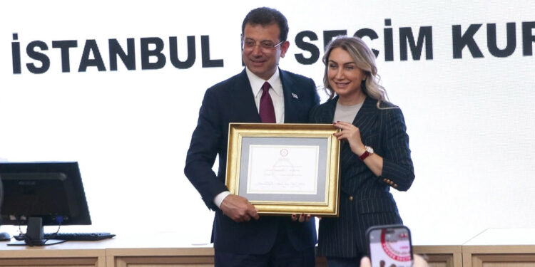 Ekrem İmamoğlu mazbatasını aldı