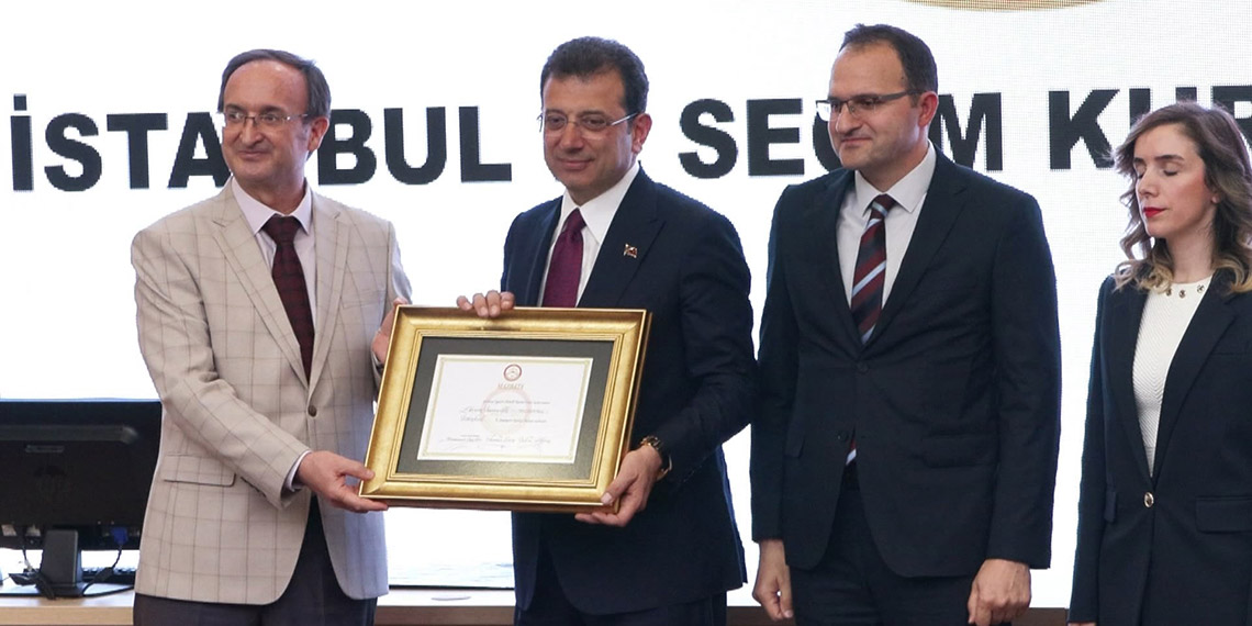 Ekrem İmamoğlu mazbatasını aldı