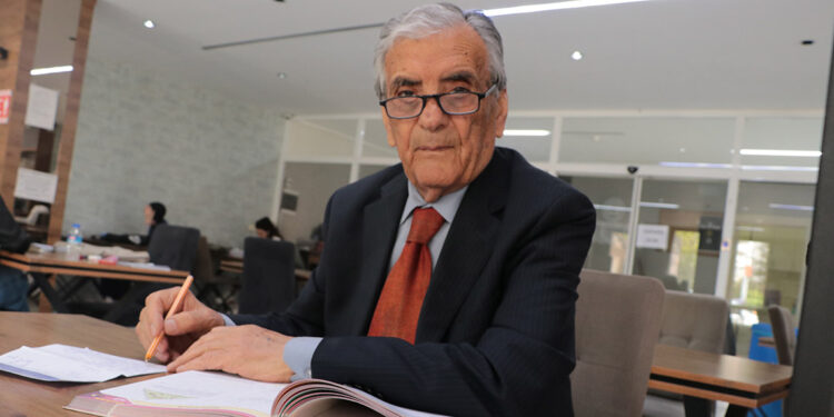 Emekli matematik öğretmeni Alzheimer'a meydan okuyor