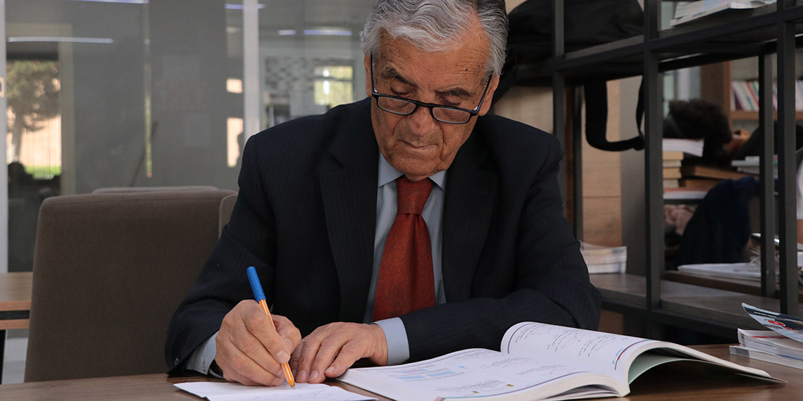 Emekli matematik öğretmeni Alzheimer'a meydan okuyor