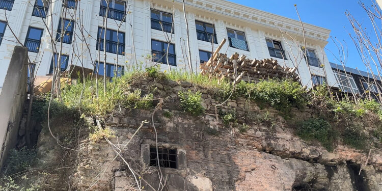 Eminönü'ndeki tarihi sarnıç hurda deposu oldu