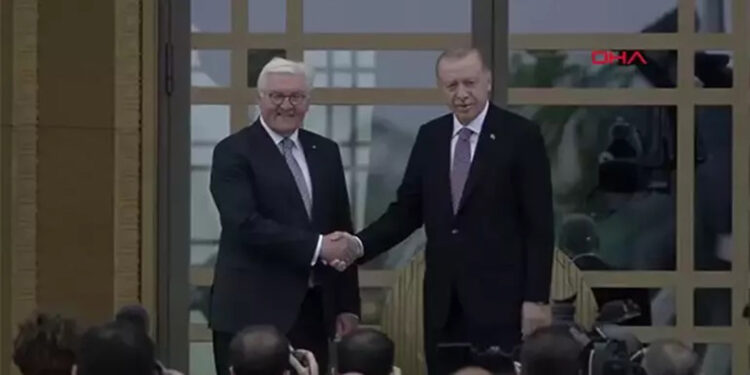 Erdoğan, Steinmeier'i resmi törenle karşıladı