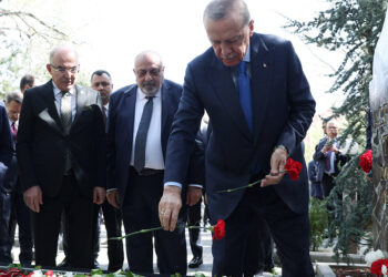 Erdoğan'dan Alparslan Türkeş'in mezarına ziyaret
