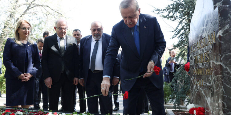 Erdoğan'dan Alparslan Türkeş'in mezarına ziyaret