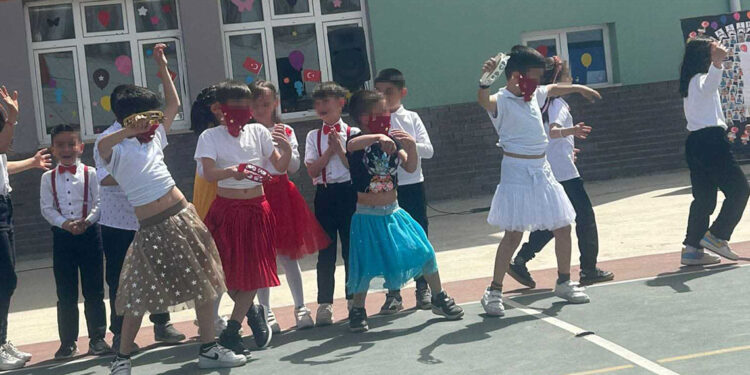 Erkek öğrencilerin etek giyip peçe taktığı gösteriye soruşturma