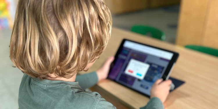 Erken yaşta tablet ve telefon kullanımında fıtık tehlikesi