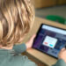 Erken yaşta tablet ve telefon kullanımında fıtık tehlikesi