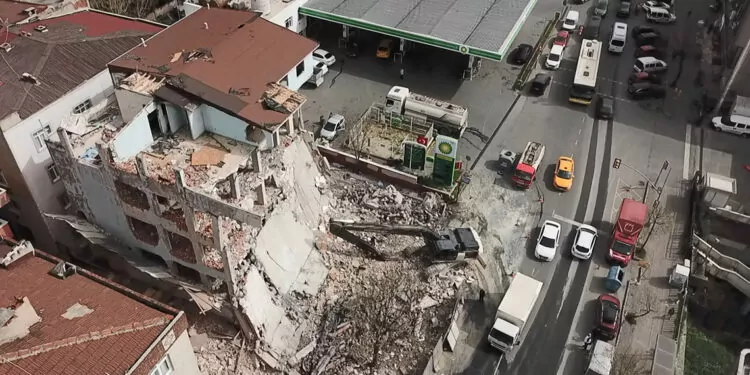 Esenler'de kontrollü yıkım sırasında bina çöktü