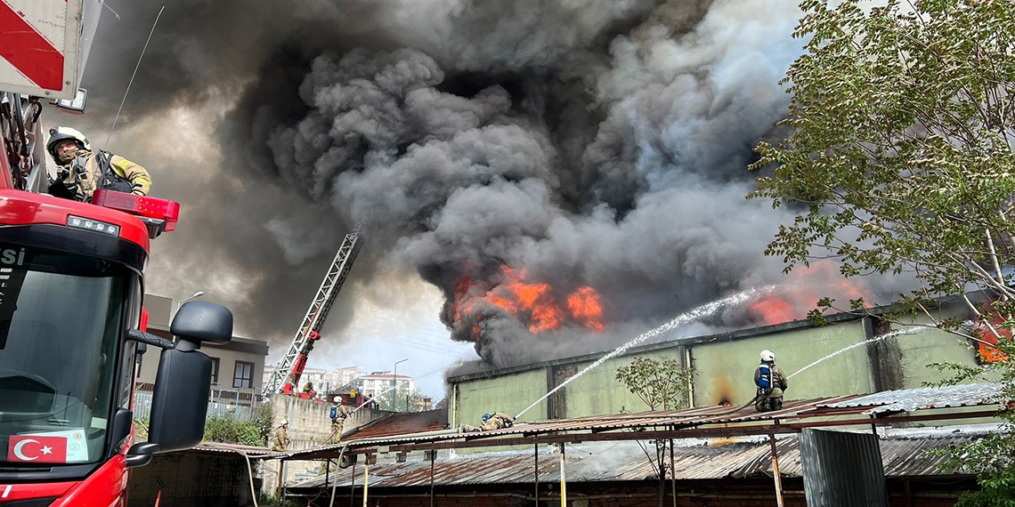 Esenyurt'ta mobilya imalathanesinde yangın