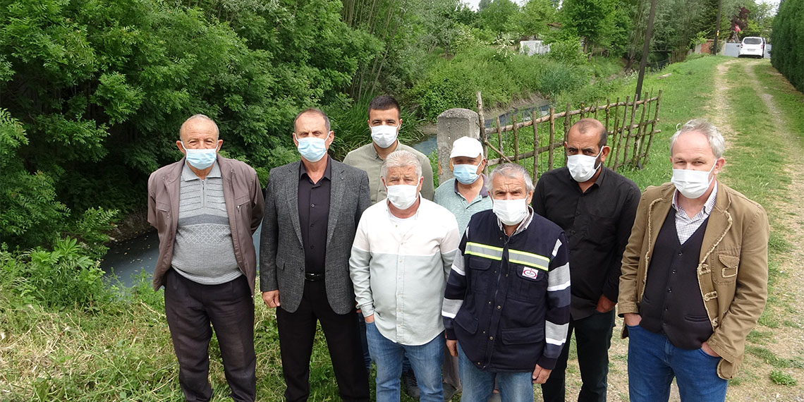 Sakarya'da su kanalında yaşanan kirlilik ve kötü koku, mahalle halkının tepkisine yol açtı. Mahalleli 1982'den beri atılan fabrika atıkları nedeniyle kirlilik oluştuğunu belirtirken, işletme yetkilileri arıtmalarının çalıştığını söyleyip, iddiaları reddetti.