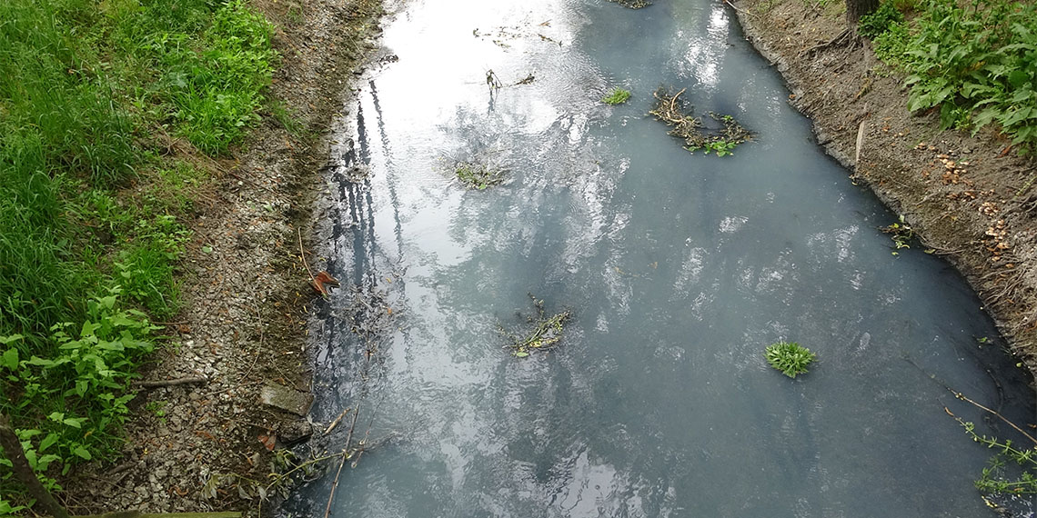 Sakarya'da su kanalında yaşanan kirlilik ve kötü koku tepkilere yol açtı