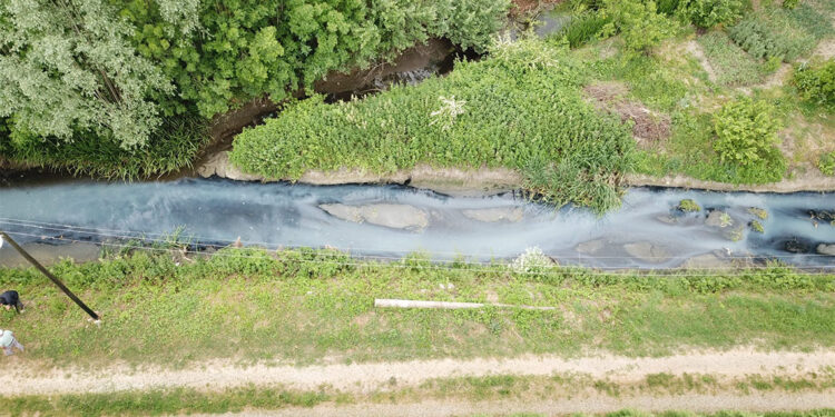 Sakarya'da su kanalında yaşanan kirlilik ve kötü koku tepkilere yol açtı