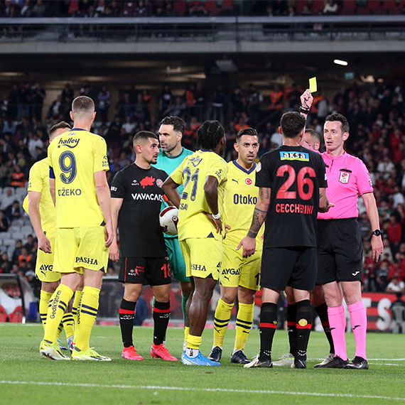 Fenerbahçe-Fatih Karagümrük maçının ardından Fenerbahçe teknik direktörü İsmail Kartal "İlk devre istediğimiz gibi üretken futbol oynayamadık, daha farklı da kazabilirdik. Karagümrük de iyi bir takım" dedi.