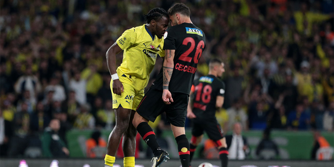 Fatih Karagümrük Teknik Direktörü Tolunay Kafkas, "Hem maçın hakemi hem VAR'daki hakemle ilgili kötü şeyler hissettik. Adil olduğunu düşünmüyorum. Fenerbahçe'yi tebrik ediyorum. Yapacak bir şey yok. Bu iklimi kimler oluşturduysa onlarla ilgili konuşmak lazım. Karagümrük'ün ligde kalacağına inanıyorum. Mücadelemizi son damlamıza kadar vereceğiz" dedi.