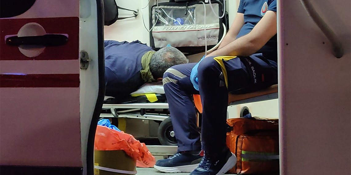 Fatih'te balyozla saldırdığı 4 kişilik aileyi rehin aldı; özel harekat polislerinin operasyonuyla etkisiz hale getirildi.