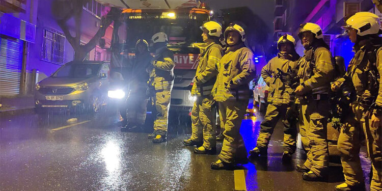 Fatih'te balyozla saldırdığı 4 kişiyi rehin aldı