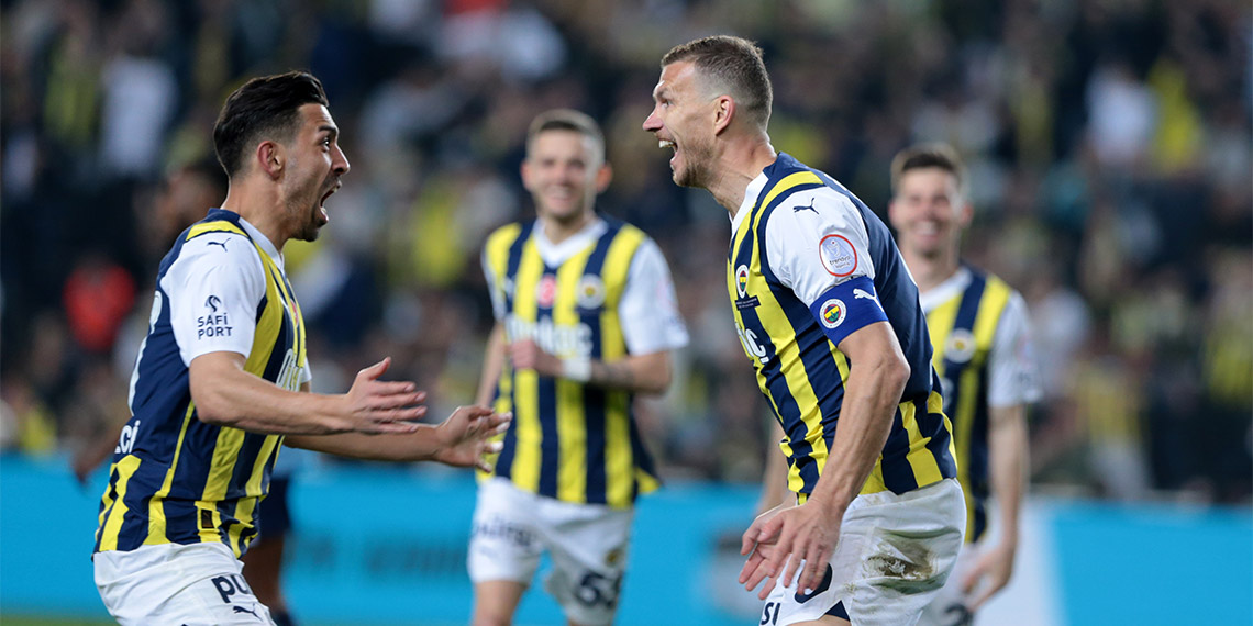 Fenerbahçe Teknik Direktörü İsmail Kartal, “İlk 25 dakika belki de sezonun en iyi futbolunu oynadık. İlk yarı istediğimiz golleri bulamadık ve bir hatadan gol yedik. İlk devreyi 1-1 bitirdik. İkinci yarı maçı domine ettik. Hak ederek galip geldiğimizi düşünüyorum. Bu akşam kazandığımız 3 puan ile yolumuza devam ediyoruz. Oyuncularımı tebrik ediyorum” dedi.