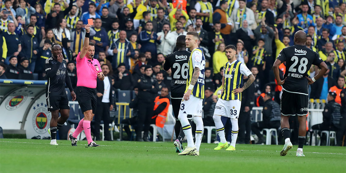 Süper Lig’in 34’üncü haftasındaki dev derbinin kazananı Fenerbahçe oldu. Fenerbahçe Beşiktaş'ı 2-1 mağlup etti. Bir tarafta sevinç bir tarafta hüzün yaşandı.