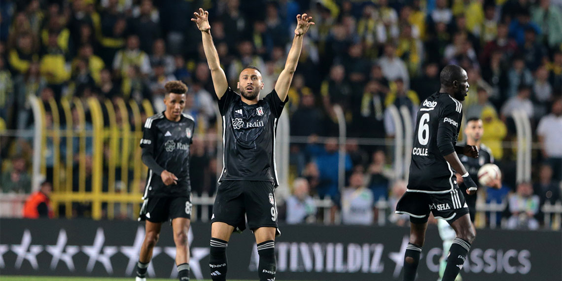 Beşiktaş Teknik Sorumlusu Serdar Topraktepe, “Kırmızı kart oyun planlarımızı değiştirdi. Ondan sonra farklı bir oyun oynadık. 10 kişi ile oynamamıza rağmen kesinlikle oyunu bırakmayan ve mücadele eden bir takım izledik. Bütün oyuncularıma da karakter koydukları için teşekkür ediyorum” dedi.