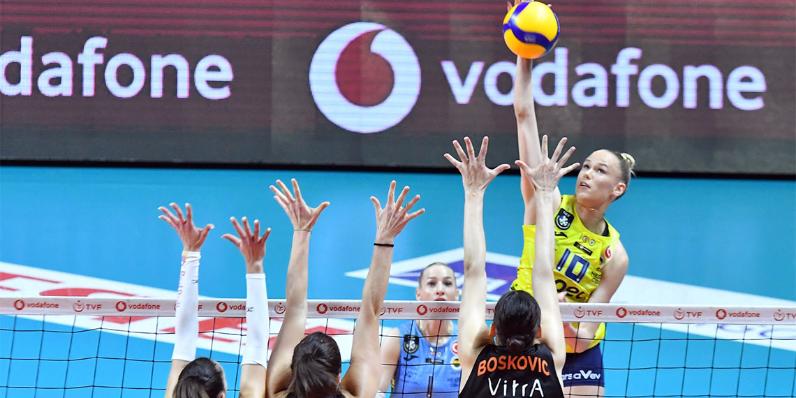 Sultanlar Ligi final serisinin üçüncü maçında Fenerbahçe Opet-Eczacıbaşı Dynavit'i 3-0 mağlup etti.