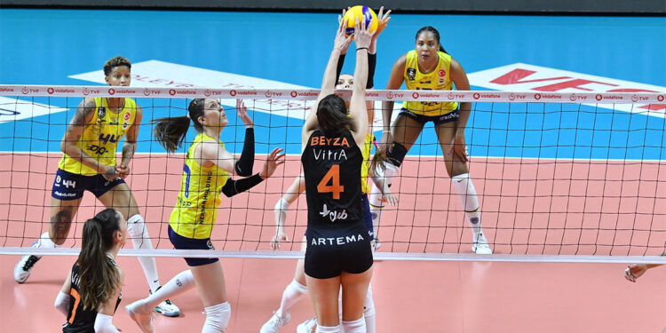 Fenerbahçe Opet-Eczacıbaşı Dynavit'i 3-0 mağlup etti