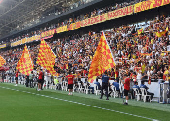 Göztepe taraftarları Süper Lig'e çıkmanın coşkusunu yaşadı