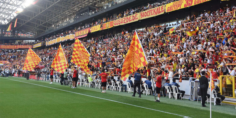 Göztepe taraftarları Süper Lig'e çıkmanın coşkusunu yaşadı