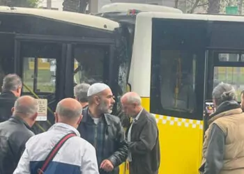 Fatih'te 2 i̇ett otobüsü çarpıştı