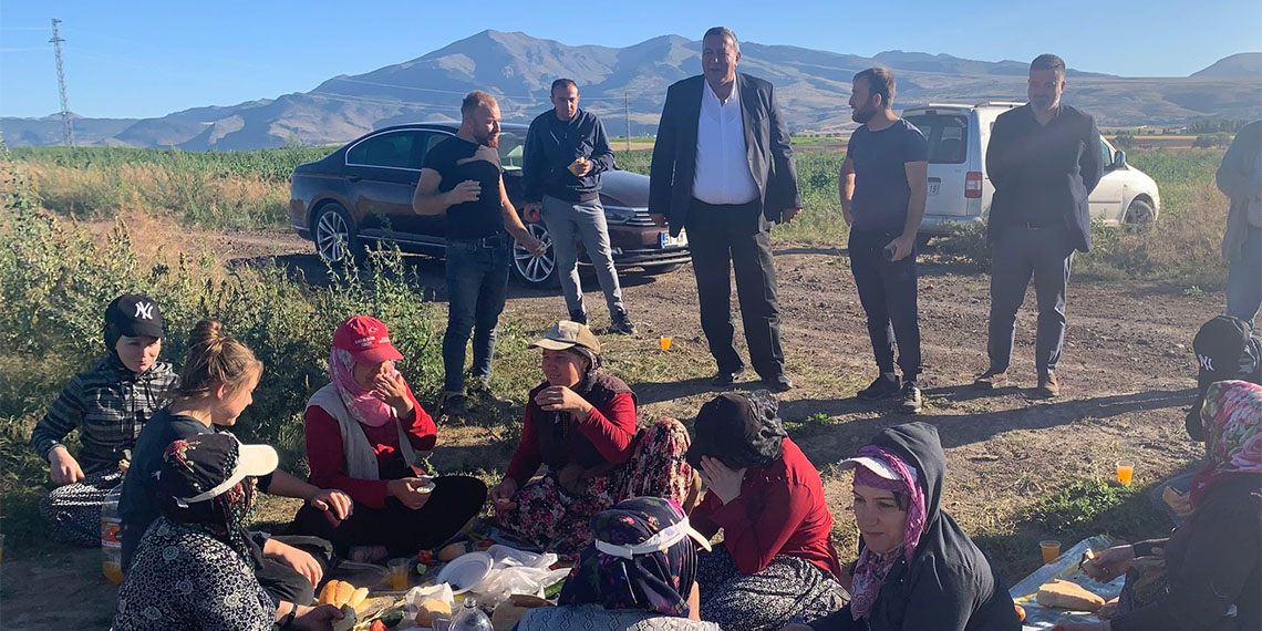 CHP Niğde Milletvekili Ömer Fethi Gürer, ülkemizde hasat döneminin başlamasıyla beraber tarım işçilerinin olumsuz yaşam şartlarına dikkat çekti. Gürer: “Tarım işçilerinin olumsuz yaşam koşulları iyileştirilmeli” dedi.