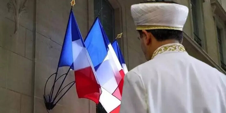 Fransa, Cezayirli imamı sınır dışı etti