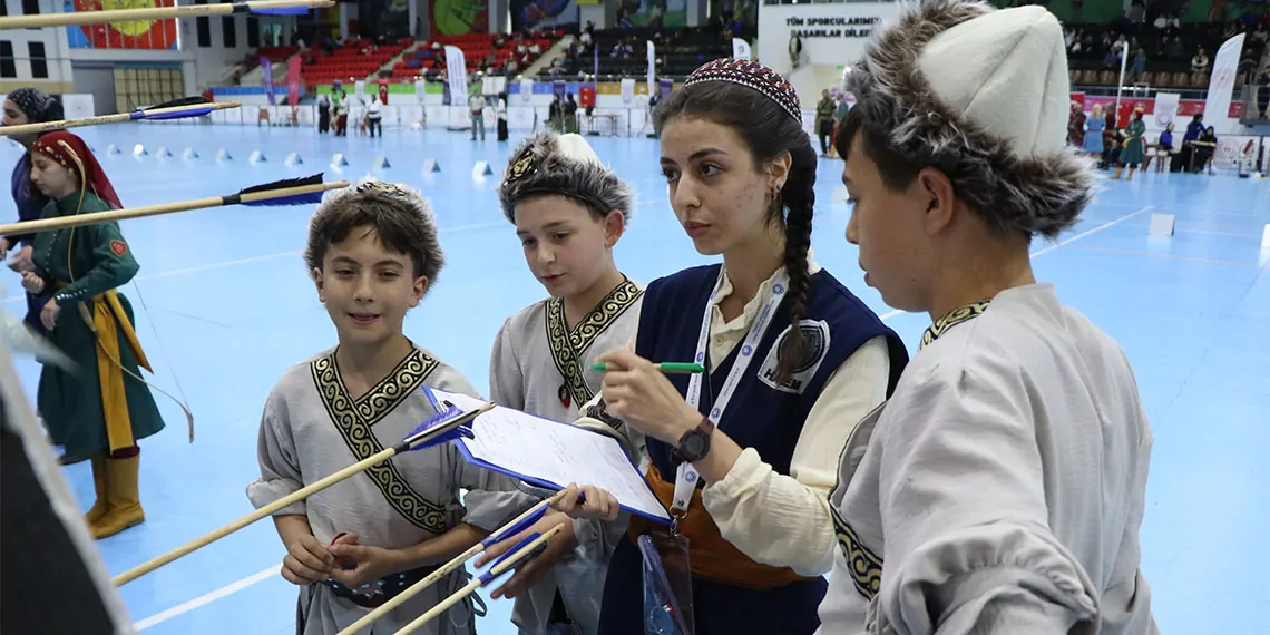 Türkiye geleneksel türk okçuluk federasyonu (tgtof) tarafından düzenlenen yıldızlar, minikler ve gençler salon türkiye şampiyonası’nda, kızlar ve erkekler kategorilerinde dereceye girenlere madalyaları verildi.