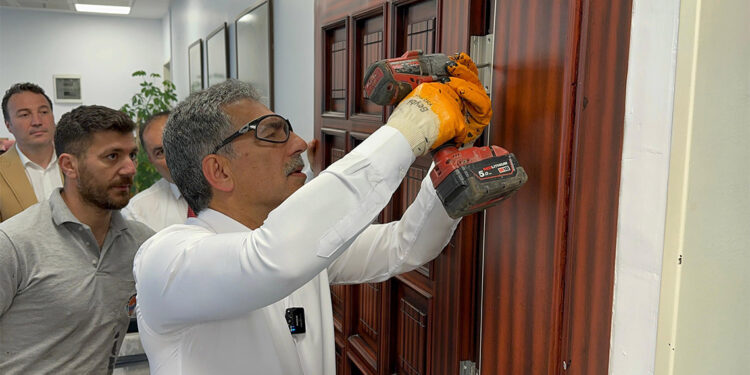 Gemlik Belediye Başkanı Şükrü Deviren makam odasının kapısını söktü