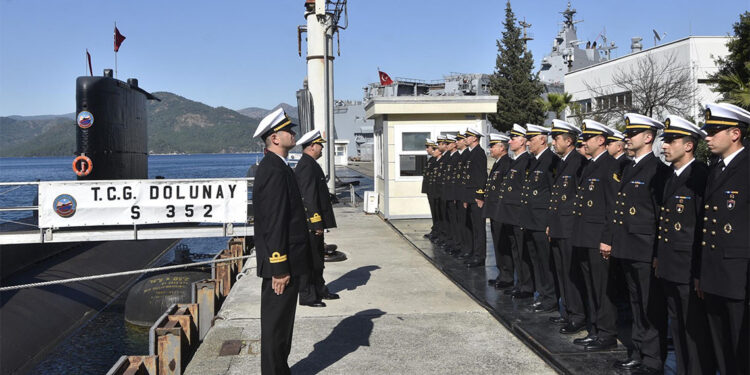 'TCG Dolunay' denizaltısında bayramlaştılar