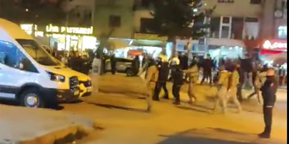 Bitlis Güroymak'ta belediye el değiştirdi; protestolarda 5 polis hafif şekilde yaralandı, 14 kişi gözaltına alındı.