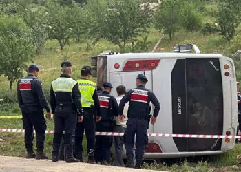 Gaziantep'te yolcu midibüsü devrildi; astsubay öldü, 17 yaralı