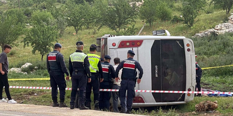 Gaziantep'te yolcu midibüsü devrildi; astsubay öldü, 17 yaralı