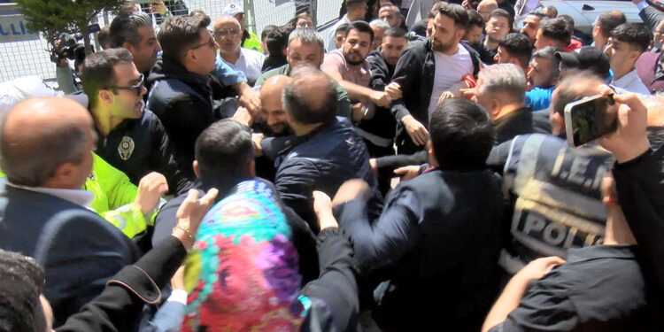 Gaziosmanpaşa İlçe Seçim Kurulu önünde arbede